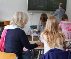 Eine Schulbegleiterin unterstützt ein erkranktes Mädchen.