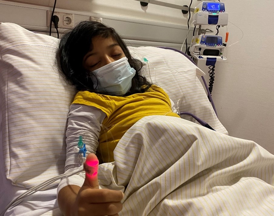 Sanjana im Klinikbett